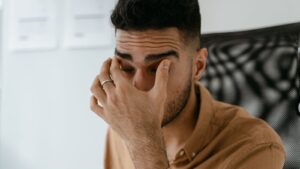 Drganie powiek – przyczyny, objawy i leczenie